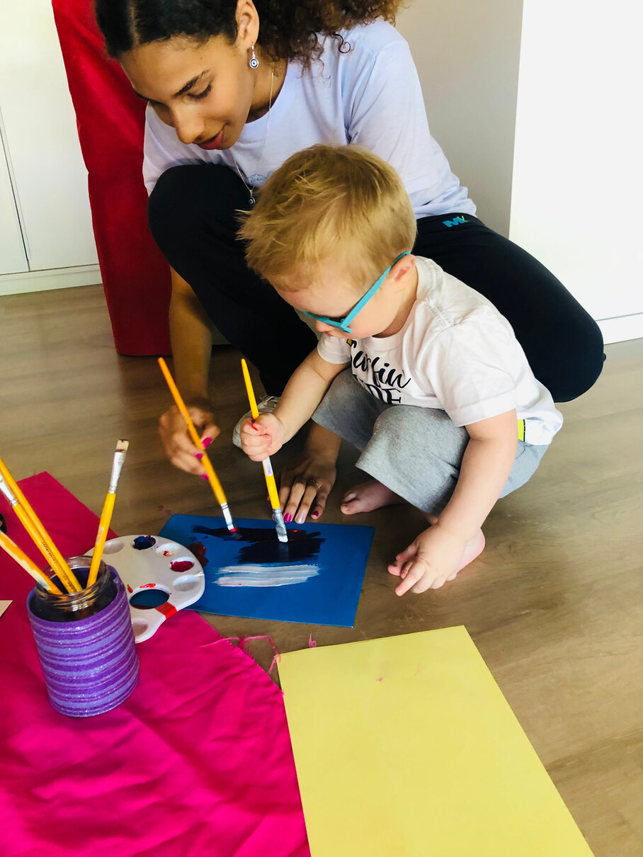 Bebê explorando materiais gráficos no ateliê